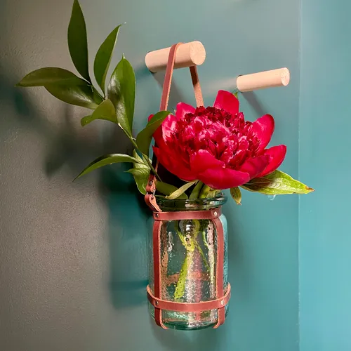 vase-en-verre-et-cutes-de-cuir-upcycling